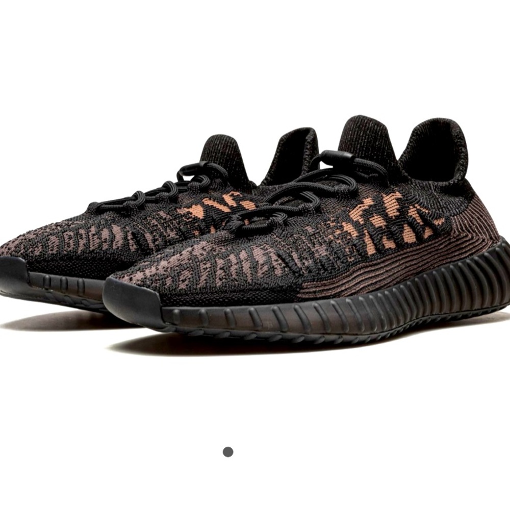 YZY 350 V2 CMPCT in “carbon”
